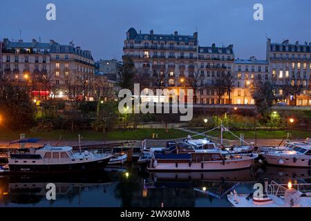 Paris, Place de la Bastille, Waschbecken und Port de l'Arsenal (Hafen) Juli Spalte, Kirmes, Merry go round, Le Génie de la Liberté, Verkehr auf der Straße, Stockfoto