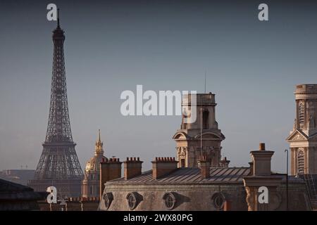 Der Eiffelturm, der Dôme des Invalides und die Türme der Kirche Saint-Sulpice, vom Lycée Louis le Grand, Paris, Rue Saint Jacques aus gesehen. Arrondissement 5. Stockfoto