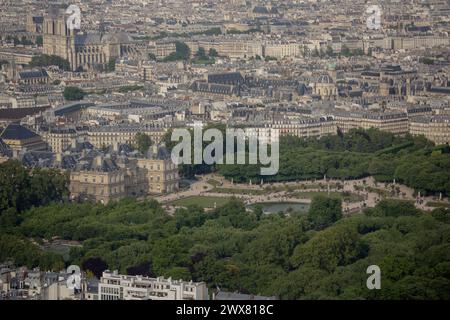 Luftaufnahme von Paris aus der 56. Etage des Tour Montparnasse, 6. Arrondissement, Jardin du Luxembourg, der Französische Senat, Palais du Luxembourg Stockfoto