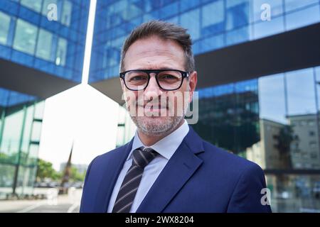 Porträt eines fröhlichen Reifen Geschäftsmannes, der die Kamera lächelnd ansieht. Stockfoto