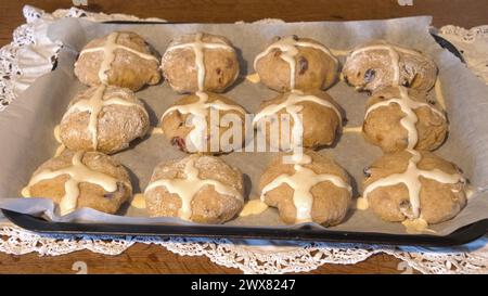 Hausgemachte heiße Kreuzbrötchen im oster-Cottage-Stil Cottage Core Stockfoto