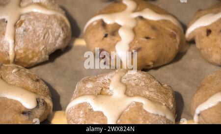 Hausgemachte heiße Kreuzbrötchen im oster-Cottage-Stil Cottage Core Stockfoto