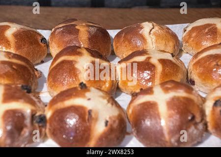 Hausgemachte heiße Kreuzbrötchen im oster-Cottage-Stil Cottage Core Stockfoto