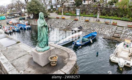 Isola dei Pescatori - Luftbild 28032024 - Maienstatue am kleinen Hafen die Isola dei Pescatori Fischerinsel oder auch Isola Superiore im Lago Maggiore in der Region Oberitalien, im Piermont, als Drohnenaufnahme. Stresa Isola dei Pescatori Piermont Italien *** Isola dei Pescatori aus der Vogelperspektive 28032024 Mai Statue im kleinen Hafen der Insel Isola dei Pescatori oder Isola Superiore im Lago Maggiore in der Region Norditalien, in Piermont, als Drohnenbild Stresa Isola dei Pescatori Piermont Italien 290324 ppb-2 Stockfoto