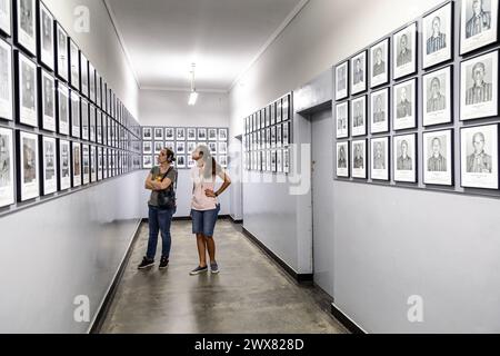 Zwei Frauen, die Fotos von Gefangenen im Konzentrationslager Auschwitz I in Polen ansehen Stockfoto