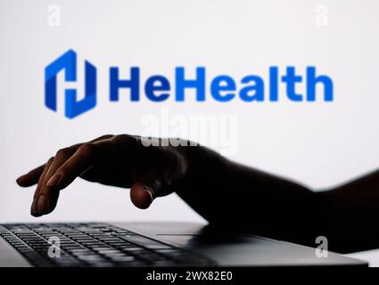 Brasilien. März 2024. In dieser Abbildung ist das HeHealth-Logo im Hintergrund einer Silhouette einer Person zu sehen, die ein Notizbuch verwendet. (Credit Image: © Rafael Henrique/SOPA Images via ZUMA Press Wire) NUR REDAKTIONELLE VERWENDUNG! Nicht für kommerzielle ZWECKE! Stockfoto