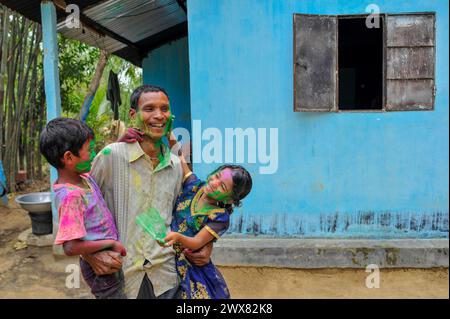 Sylhet, Bangladesch. März 2024. 26. März 2024, Sylhet, Bangladesch: Kinder malen das Gesicht eines Mannes mit farbigem Pulver, um das jährliche Hindufest der Farben zu feiern, bekannt als Holi Festival, das den Beginn des Frühlings markiert. Am 26. März 2024 in Sylhet, Bangladesch. (Foto: MD Rafayat Haque Khan/Eyepix Group/SIPA USA) Credit: SIPA USA/Alamy Live News Stockfoto