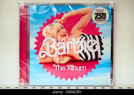 New York, NY - 21. März 2024: Barbie the Album, Barbie Film Soundtrack Musik CD Cover im Einzelhandel. Stockfoto