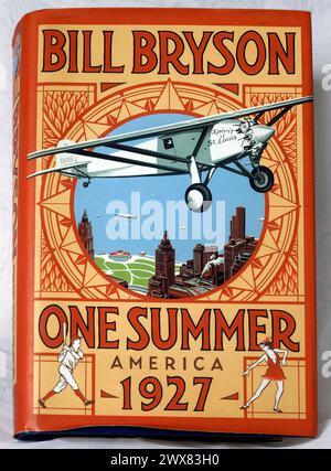 One Summer, America 1927 von Bill Bryson. Studio-Einrichtung eines Buchdeckels auf hellem Hintergrund. Stockfoto