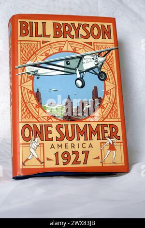 One Summer, America 1927 von Bill Bryson. Studio-Einrichtung eines Buchdeckels auf hellem Hintergrund. Stockfoto