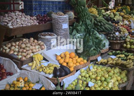 Die verschiedenen Obst- und Gemüsesorten werden an einem pulsierenden Marktstand ausgestellt: Madeira Stockfoto
