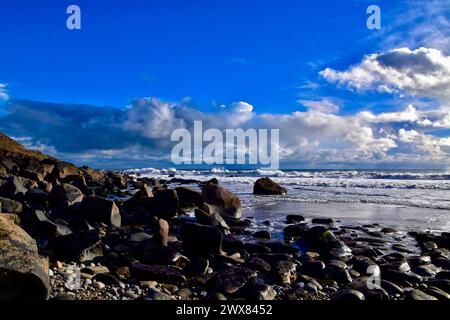 Felsen am Porth Ysgo Beach Stockfoto