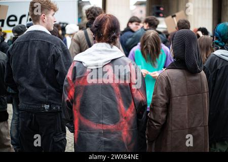 München, Deutschland. März 2024. Mehrere Jugendliche versammelten sich am 28. März 2024 in München, um gemeinsam mit dem Bund für Gestesfreiheit (BfG) und einigen DJ-Kollektiven gegen das Tanzverbot an sogenannten Stummtagen zu demonstrieren. (Foto: Alexander Pohl/SIPA USA) Credit: SIPA USA/Alamy Live News Stockfoto