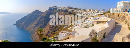 Blick auf Thira mit Blick auf Oia in Santorin auf der Spitze eines vulkanischen Kraters mit der ägäischen See darunter. Stockfoto