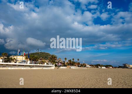 Blick auf den Sandstrand von Terracina, Tyrrhenische Meeresbucht, alte italienische Stadt in der Provinz Latina im Winter, Italien Stockfoto