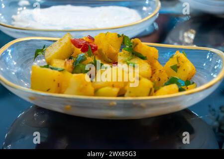 Meze- oder Mezze-Vorspeise, Auswahl an kleinen Gerichten als Vorspeisen in albanisch, bosnisch, armenisch, levantinisch, türkisch, Bulgarisch, Griechisch, Ägypten Stockfoto