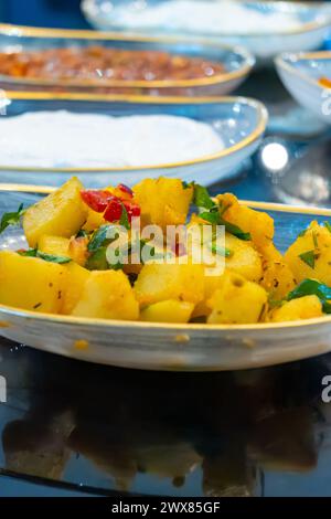 Meze- oder Mezze-Vorspeise, Auswahl an kleinen Gerichten als Vorspeisen in albanisch, bosnisch, armenisch, levantinisch, türkisch, Bulgarisch, Griechisch, Ägypten Stockfoto