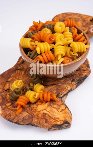 Traditionelle, farbenfrohe italienische getrocknete hausgemachte Pasta aus Neapel, Italien auf Olivenholzbrett Stockfoto