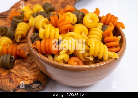 Traditionelle, farbenfrohe italienische getrocknete hausgemachte Pasta aus Neapel, Italien auf Olivenholzbrett Stockfoto