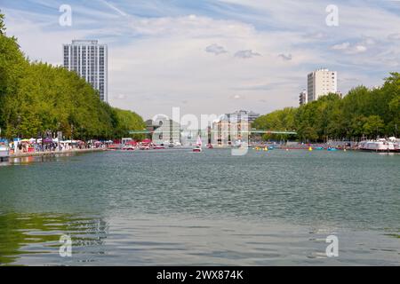 Paris, Frankreich - 17. Juli 2017: Bassin de la Villette gegenüber der Rotonde de la Villette am Place de la Bataille-de-Stalingrad im 19. Jahrhundert Stockfoto