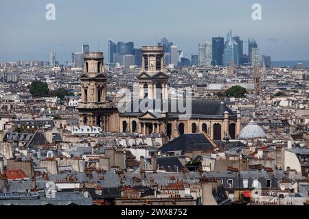 Paris, Frankreich - 17. Juli 2017: Luftansicht auf die Eglise Saint-Sulpice mit dem Geschäftsviertel La Défense dahinter. Stockfoto