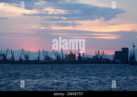 Thessaloniki, Griechenland - 03. Mai 2019: Der Hafen der Stadt ist einer der größten Häfen in der Ägäis und dient als Freihafen als Haupttor zu t Stockfoto