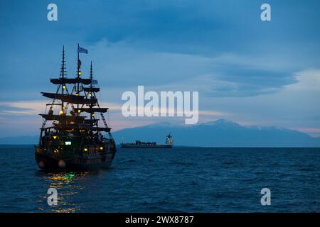 Thessaloniki, Griechenland - 03. Mai 2019: Altmodisches Touristenboot auf der Ägäis in Richtung Olymp. Stockfoto