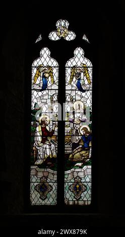 Buntglasfenster mit Jesus im Haus Maria und Martha in der Kirche St. Thomas the Apostle, 1948, Lymington, Großbritannien Stockfoto