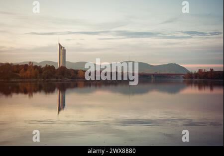 Millennium Tower - Blick von der Alten Donau. Ein 50-stöckiger Wolkenkratzer mit Blick auf das Donautal und die Wiener Altstadt. Modernes Bürogebäude am Fluss. Stockfoto