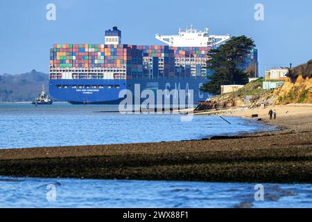 Das LNG-betriebene Ultra-Large-Containerschiff CMA CGM Concorde fährt im Hafen von Southampton. Stockfoto