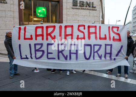 Neapel, Italien, 28. März 2024. Menschen mit einem Banner während der Demonstration, um die Freilassung von Ilaria Salis, der 39-jährigen Italienerin aus Mailand, zu fordern, die 13 Monate in Ungarn inhaftiert war, weil sie Rechtsextremisten angegriffen hatte. Stockfoto