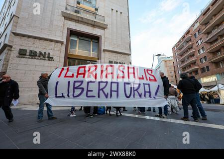 Neapel, Italien, 28. März 2024. Menschen mit einem Banner während der Demonstration, um die Freilassung von Ilaria Salis, der 39-jährigen Italienerin aus Mailand, zu fordern, die 13 Monate in Ungarn inhaftiert war, weil sie Rechtsextremisten angegriffen hatte. Stockfoto