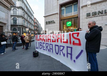 Neapel, Italien, 28. März 2024. Menschen mit einem Banner während der Demonstration, um die Freilassung von Ilaria Salis, der 39-jährigen Italienerin aus Mailand, zu fordern, die 13 Monate in Ungarn inhaftiert war, weil sie Rechtsextremisten angegriffen hatte. Stockfoto