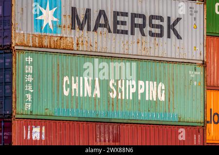 Seecontainer im Nürnberger Hafen Seecontainer im Container-Terminal des Nürnberger Hafen von der Reederei MAERSK und mit der ehemaligen Beschriftung China Shipping der China Shipping Container Lines CSCL bevor diese in COSCO umbenannt wurde. Nürnberg Bayern Deutschland 20240328-6V2A7678-Bearbeitet Stockfoto