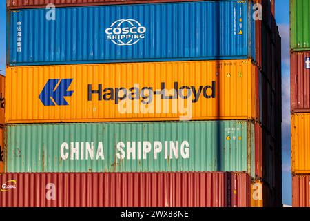 Seecontainer im Nürnberger Hafen Seecontainer im Container-Terminal des Nürnberger Hafen von der Reederei Hapag-Lloyd und mit der ehemaligen Beschriftung China Shipping der China Shipping Container Lines CSCL bevor diese in COSCO umbenannt wurde. Nürnberg Bayern Deutschland 20240328-6V2A7672-Bearbeitet Stockfoto