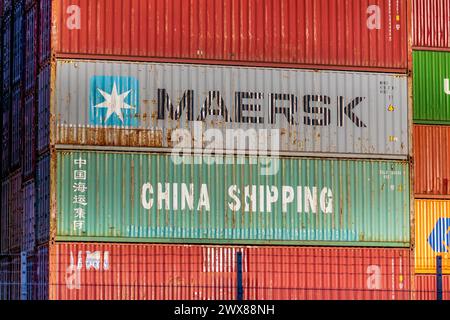 Seecontainer im Nürnberger Hafen Rostige Seecontainer im Container-Terminal des Nürnberger Hafen von der Reederei MAERSK und mit der ehemaligen Beschriftung China Shipping der China Shipping Container Lines CSCL bevor diese in COSCO umbenannt wurde. Nürnberg Bayern Deutschland *** Seecontainer im Hafen Nürnberg Rustige Seecontainer im Containerterminal des Nürnberger Hafens von der Reederei MAERSK und mit dem früheren Label China Shipping of China Shipping Container Lines CSCL, bevor es in COSCO Nürnberg Bavaria Germany 20240328-6V2A7664-Bearbeitet umbenannt wurde Stockfoto