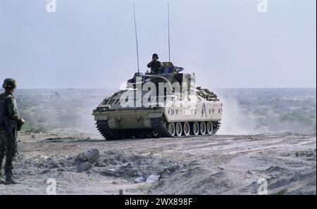 Erster Golfkrieg: 25. März 1991 Ein Kampffahrzeug der US-Armee Bradley der 5. Panzerdivision im Norden Kuwaits. Stockfoto