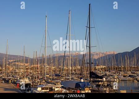 Finike, T rkiye - 8. Januar 2023. Abendlicht über Yachten, die in einem geschäftigen Yachthafen vertäut sind. Stockfoto