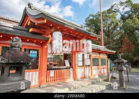 Uji, JAPAN - 4. Dezember 2021: Uji-Schrein (Uji Jinja) an sonnigen Tagen. Der Uji-Schrein ist ein schintoistischer Schrein und grenzt an den Ujigami-Schrein Stockfoto