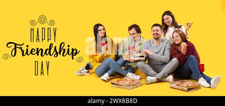 Gruppe von Freunden mit leckerer Pizza und Getränken auf gelbem Hintergrund. Banner für den Tag der Freundschaft Stockfoto