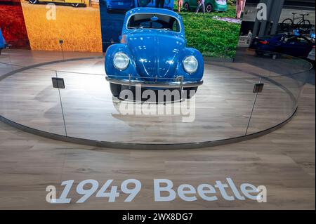 New York, Usa. März 2024. NEW YORK, NEW YORK - 27. MÄRZ: Ein Volkswagen Beetle aus dem Jahr 1949 mit geteiltem Fenster wurde während der Pressevorschau der International Auto Show am 27. März 2024 im Jacob Javits Convention Center in New York City gezeigt. Quelle: Ron Adar/Alamy Live News Stockfoto