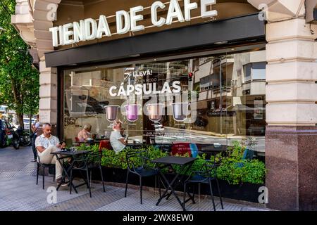 Ein Mann trinkt Kaffee in Einem Café im Zentrum von Buenos Aires, Buenos Aires, Argentinien. Stockfoto