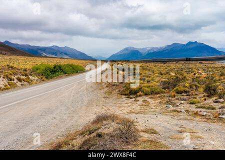 Die Straße Zum Los Glaciares Nationalpark Vor Der Stadt El Calafate, Patagonien, Argentinien. Stockfoto