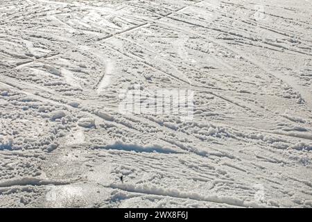 Abendliche Skipiste nach Skifahren und Snowboarden. Aktive Erholung Stockfoto