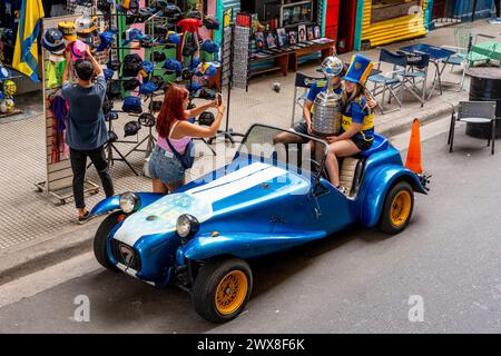 Fans von Club Boca Juniors lassen sich mit Einer Replik der Copa Libertadores Trophäe vor dem Bombonera Football Stadium in Buenos Aires fotografieren. Stockfoto