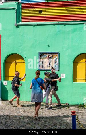 Touristen posieren für Fotos im farbenfrohen Viertel La Boca in Buenos Aires, Argentinien. Stockfoto