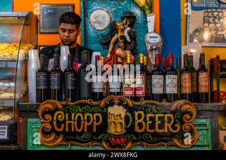 Das Innere Eines Cafés im farbenfrohen La Boca Viertel von Buenos Aires, Argentinien. Stockfoto