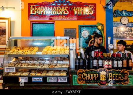 Das Innere Eines Cafés im farbenfrohen La Boca Viertel von Buenos Aires, Argentinien. Stockfoto