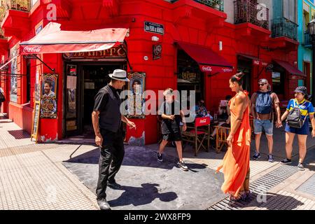 Zwei Tangotänzer zeigen Einem Jungen wie man den Tango vor Einem Café im farbenfrohen La Boca Viertel von Buenos Aires, Argentinien. Stockfoto