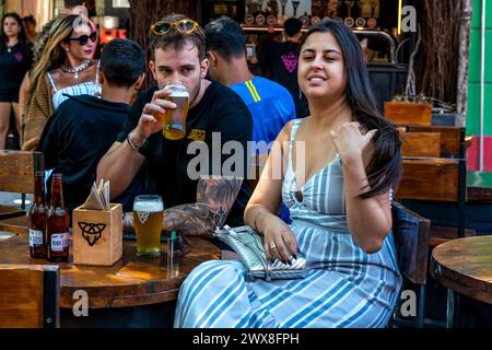 Ein junges Paar trinkt Bier in Einer Bar im La Boca District, Buenos Aires, Argentinien. Stockfoto